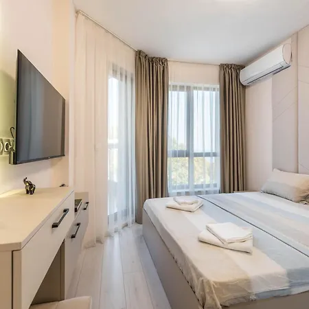 Luxurious And Panoramic At The In La Complex Apartment